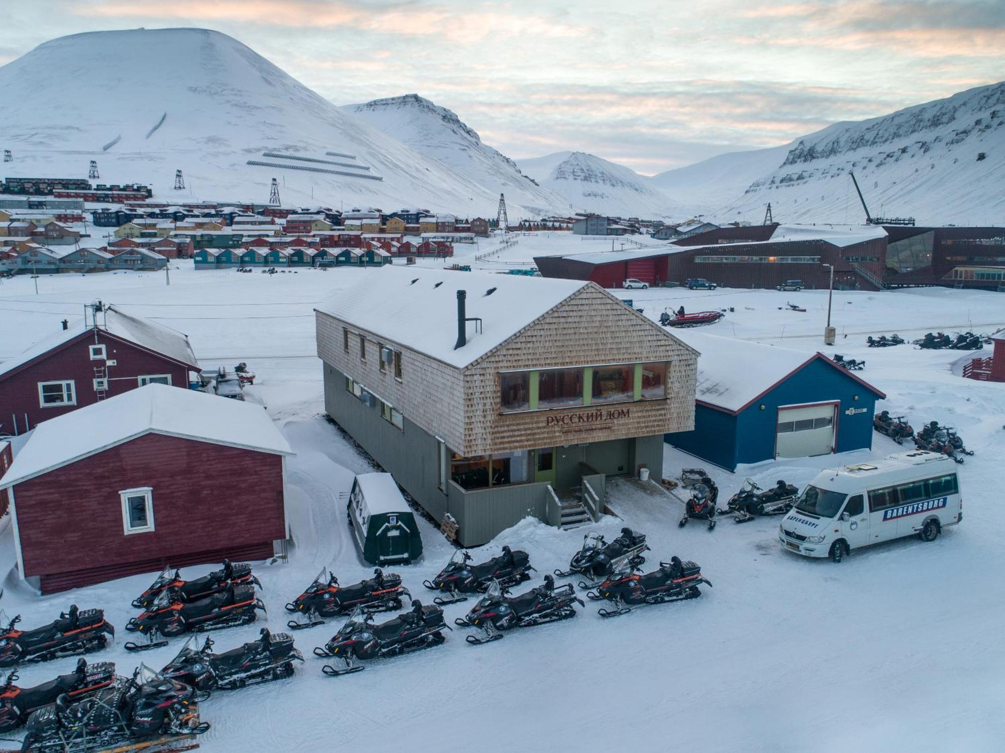 Russkiy Dom Longyearbyen Exterior photo